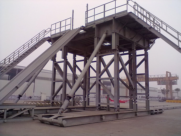 Parallelogram substructure during production: Pipe ramp