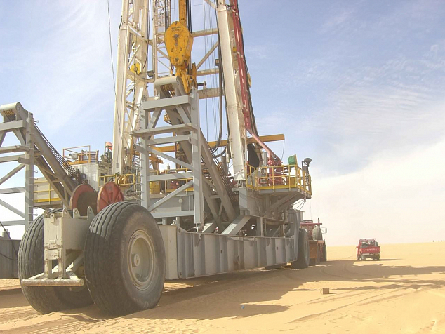 Desert rig moving on giant wheels