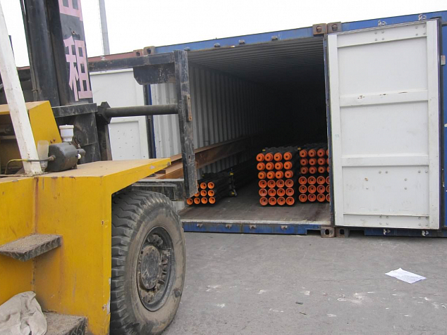 Drill pipe bundles carefully loaded into container